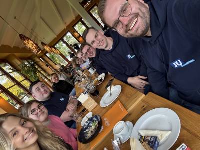 Zum Ausklang in geselliger Runde: Snack und Getrnke